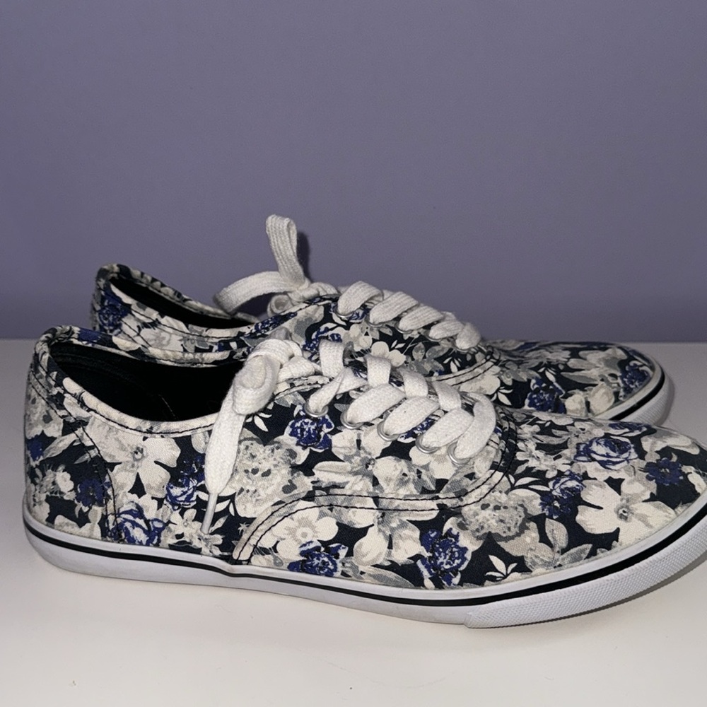 Aeropostale Floral Sneakers 💙